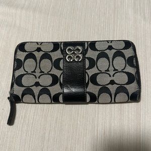 COACH black and white zip wallet 12 credit card slots